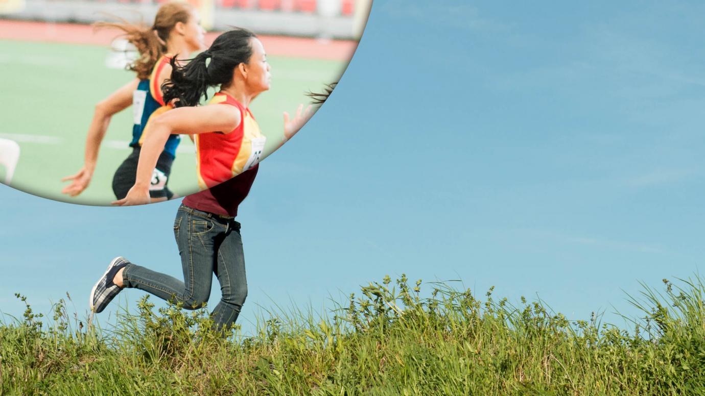 Een overlayfoto van een meisje dat door een veld loopt en twee meisjes die tegen elkaar lopen op een atletiekbaan
